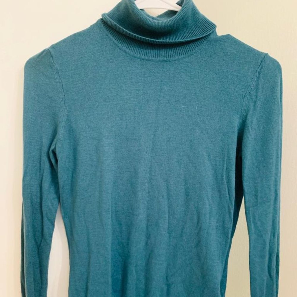 Green turtleneck sweater for Women.